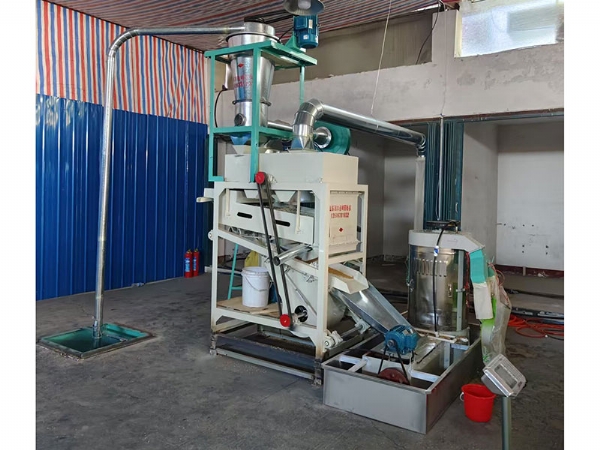 小型面粉機(jī)械加工的過程中是流水線式的，幾乎不需要人工的參與